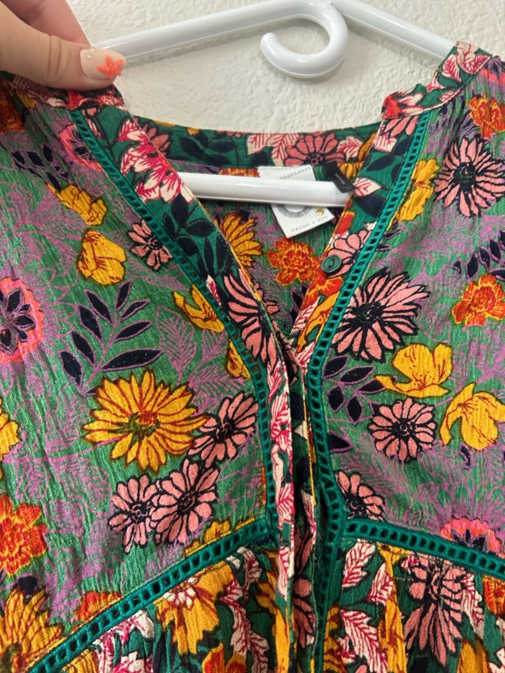 Anthropologie Akemi + Kin Green Floral Print Top! - Picture 6 of 10